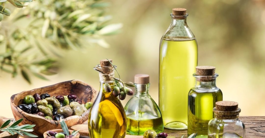 Оливковое масло на белом фоне. Овощи оливковое масло и мед. Оливковое масло и море. Ароматерапия. Оливковое масло на тощак